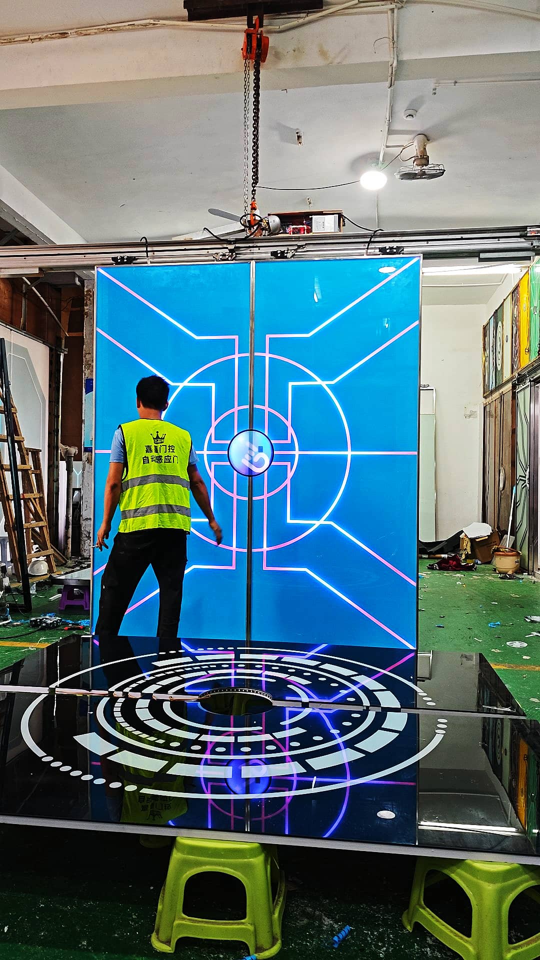 科技手掌发光自动门