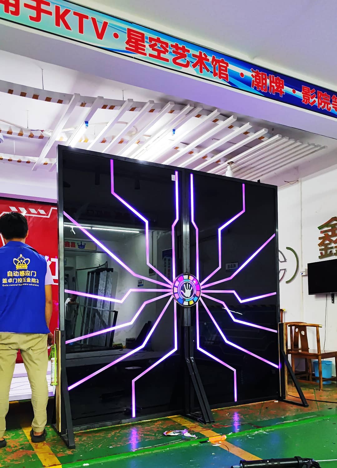 密室网红手掌灯光隐形门