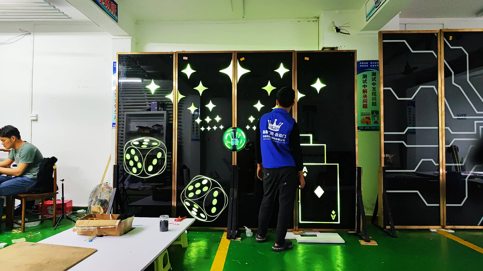 室内乐园网红自动感应门 手按掌心发光门