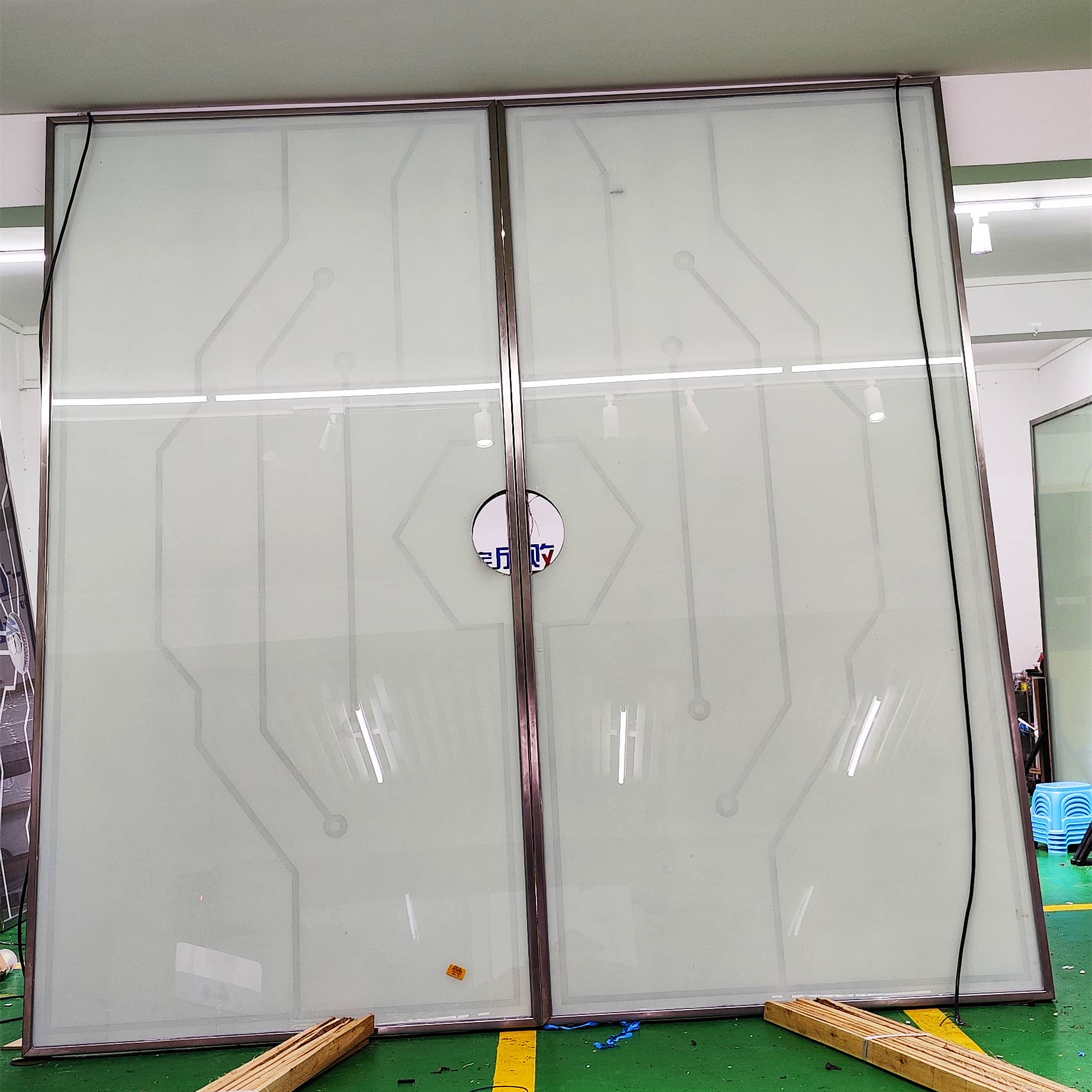 手按灯光网红门