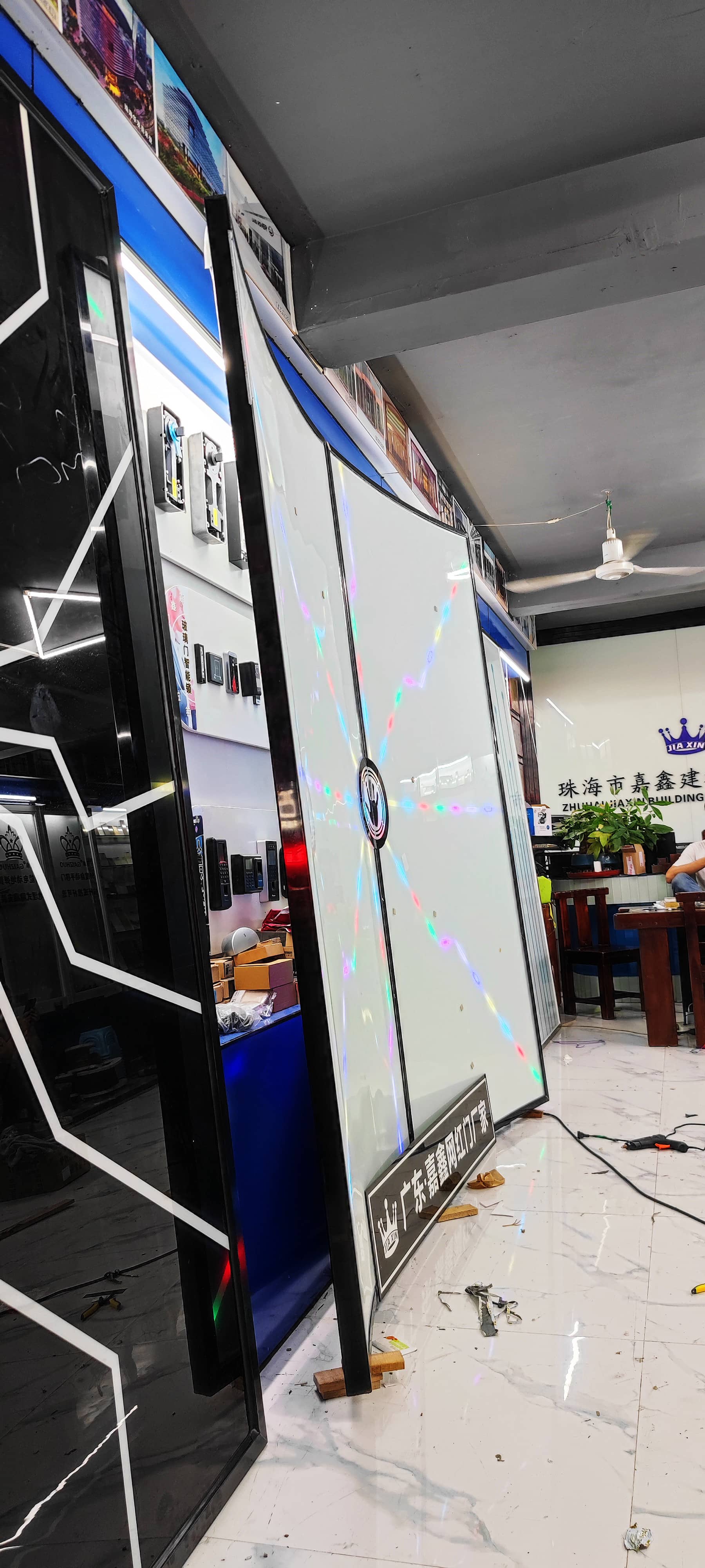 手掌触摸开启梦幻灯光自动自动门